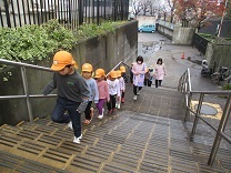 写真：小学校へ