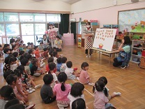 写真：パネルシアターを見ている様子