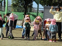 歌を唄う2歳児の写真