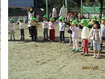 ひのソングを踊る3歳児の写真