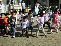 年長組のアキレスケンタウロスを踊る4歳児の写真