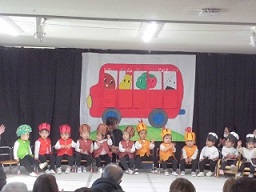 1歳児クラスが舞台発表をしています