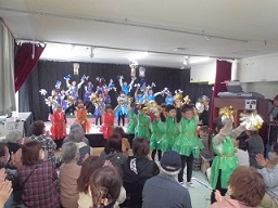 マツケンサンバのダンスを踊っています