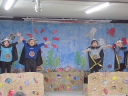 マグロ役の子どもたちが表現しています