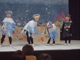 くらげ役の子どもたちが表現しています