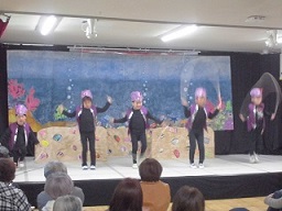 イセエビ役の子どもたちが表現しています