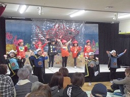 スイミーの最後の場面を表現しています