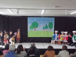 2歳児が舞台発表をしています