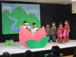 ももたろうの舞台発表をしています