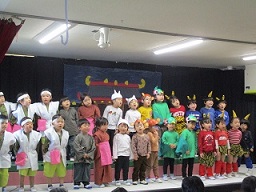 3歳児が歌を歌っています