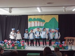 4歳児が舞台発表をしています