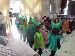 花道を通って入場しています