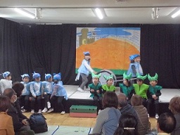 4歳児が舞台発表を楽しんでいます