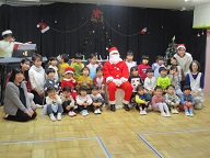 うさぎ組が写真を撮っています