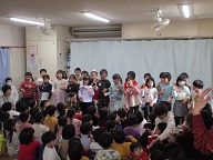 5歳児が赤鼻のトナカイの手話ソングを歌っています