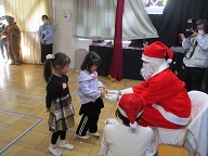 サンタさんにプレゼントをもらっています