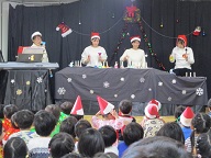 職員がハントベルの演奏をしています