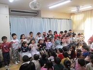 5歳児が世界中の子どもたちがの手話ソングを歌っています。