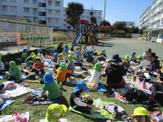 お弁当給食を食べているところの写真