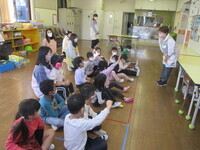 学童の先生に質問してる子ども達の写真