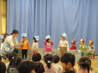 「おなまえは」いえるかなと質問している様子の写真