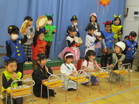 5歳児らいおん組が合奏している様子の写真