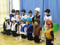 みんなで歌を歌っている様子の写真