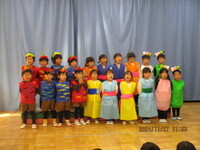 4歳児がそろって合唱をしている様子の写真