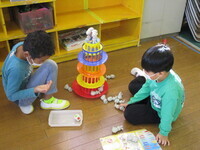 学童のおもちゃで遊んでいる様子の写真