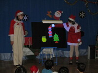 ブラックライトのパネルシアターをしている様子の写真