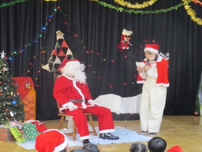 サンタクロースに質問をしている様子の写真
