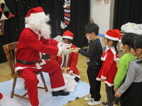 サンタクロースからのプレゼントももらいいてる様子の写真