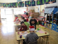 パーティーをしている様子の写真