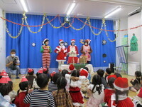 ハンドベルの演奏をしている様子の写真