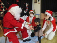 プレゼントもらっている様子の写真