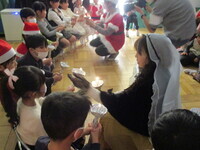 ろうそくに火をともしている様子の写真