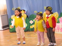 蝶々の衣装を着ている子どもの写真