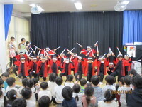 太鼓をたたいている子ども達の様子の写真