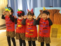 鬼の衣装を着てて遊びをしている様子の写真