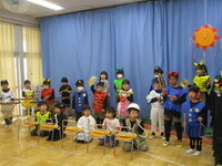 木琴や鉄琴も入った合奏をしている子どもたちの様子の写真