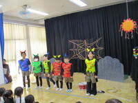 悪魔を演じている子ども達の様子の写真