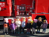 消防車の見学をしている子ども達の様子の写真