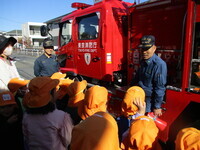 消防署の方に質問をしてる様子の写真