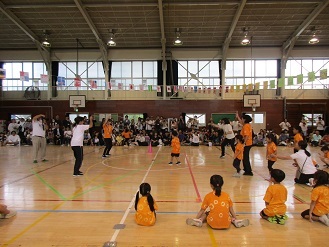 5歳児大繩(クロス)跳びの様子の写真