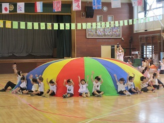4歳児パラバルーンの様子の写真