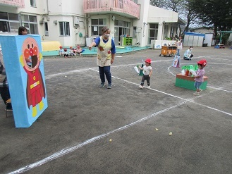 1歳児競技の様子の写真