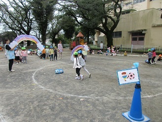 4、5歳児競技の様子の写真