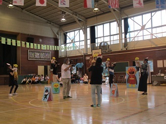 0歳児親子競技の様子の写真