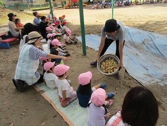 芋煮会デモストレーションの様子の写真