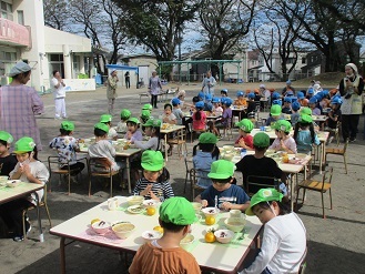 4,5歳児会食の様子の写真